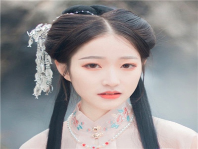 周莹回乡下被爸爸抱回老家,游戏女神回乡，游戏界新启示